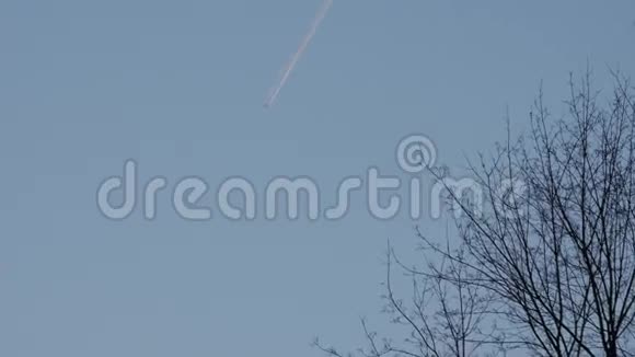 在蓝天上留下凝结痕迹的飞行飞机视频的预览图