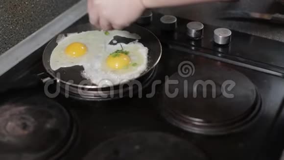 鸡蛋炒煎锅早餐健康食品视频的预览图