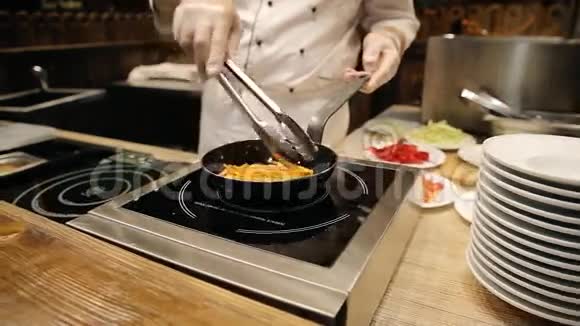 一家餐馆用平底锅煮烤菜视频的预览图