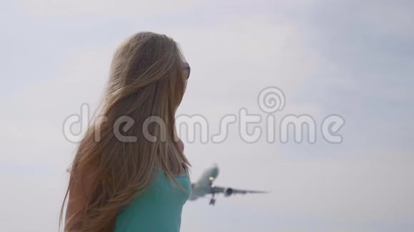 飞机在女人上方飞行视频的预览图