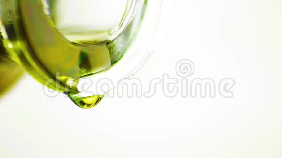 在棕色白色背景上用瓶子滴入橄榄油视频的预览图