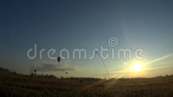 五颜六色的热气球在日出时飞行视频的预览图
