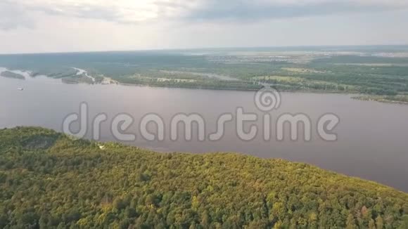 背景下俄罗斯河流山脉的鸟瞰图视频的预览图