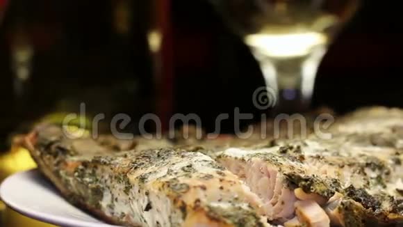 烤三文鱼有芳香的草药外壳和葡萄酒旋转视频的预览图