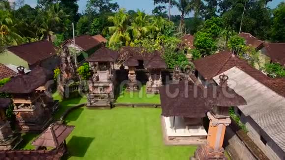 鸟瞰巴厘岛印度教小寺视频的预览图