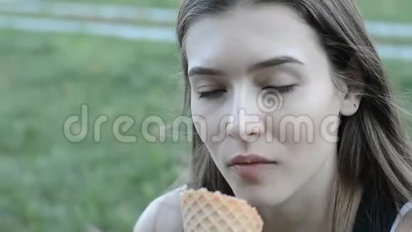 用冰淇淋给一个女人画像视频的预览图
