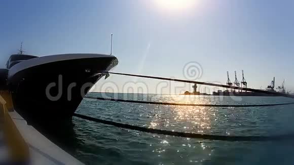 游艇阀杆和水上闪闪发光的太阳视频的预览图