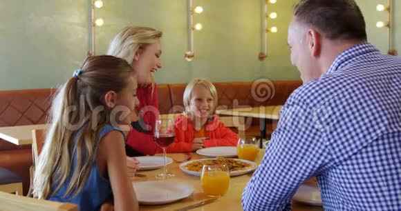 一家人在吃东西时相互交流视频的预览图