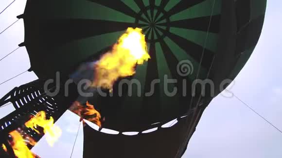 冒险热气球西瓜燃烧器引导火焰进入信封这架飞机在早晨的蓝天上飞行视频的预览图