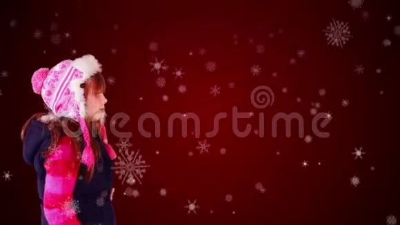 节日小女孩吹着神奇的圣诞祝福视频的预览图