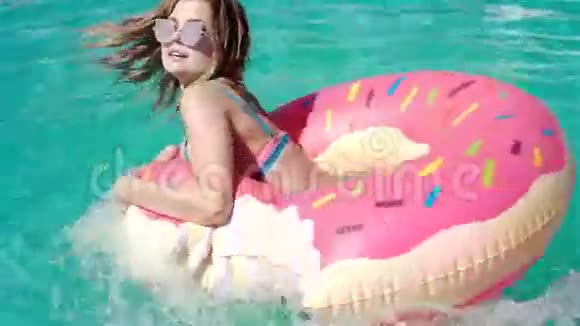 穿比基尼的女人在度假期间在游泳池里喝鸡尾酒享受夏日阳光和晒黑泳池里的女人视频的预览图