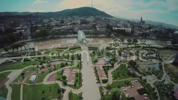 第比利斯市中心无人机飞行4k镇城堡教堂下城老城河格鲁吉亚美景视频的预览图