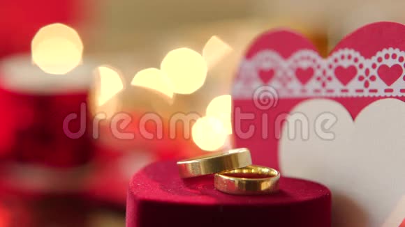 带有情人节卡片的金色结婚戒指视频的预览图