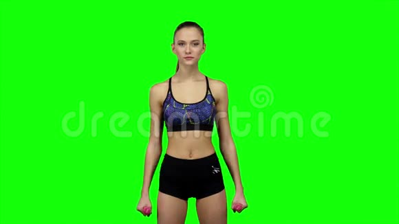 女人用哑铃做运动绿色屏幕视频的预览图