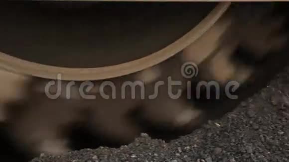 沥青机将砂磨成新的路面水泥视频的预览图