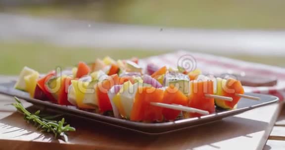 把盘子上的蔬菜子合上视频的预览图