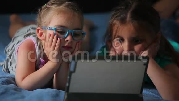 在平板电脑上玩的女孩视频的预览图