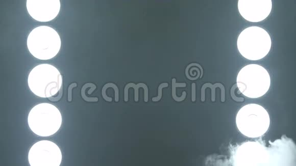 烟和舞台灯光背景视频的预览图