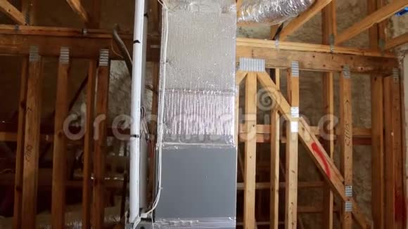 阁楼上安装的金属绝缘装置使房子绝缘视频的预览图
