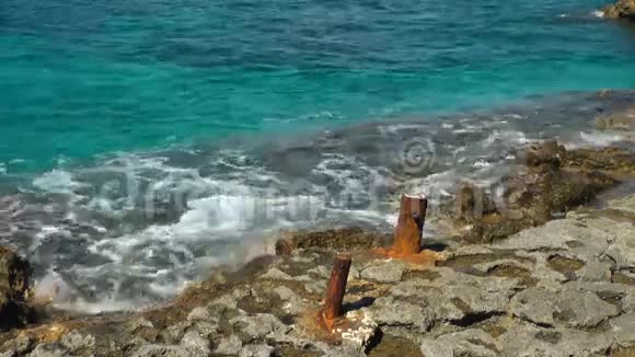 科米诺岛有波浪的老泊位视频的预览图