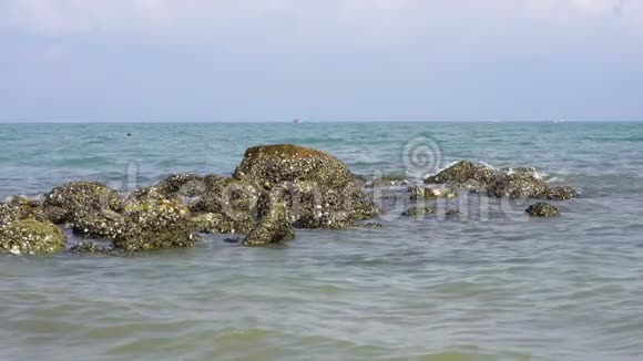 石质海浪的慢运动视频的预览图
