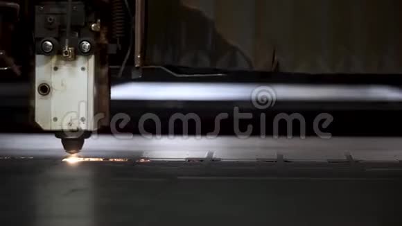 车间切割钣金剪辑金属切削特写用光纤激光机重工业现代工具视频的预览图