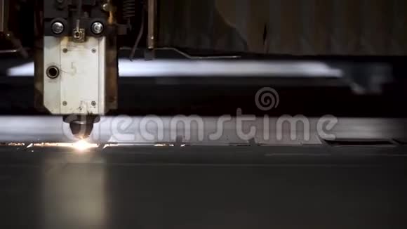 车间切割钣金剪辑金属切削特写用光纤激光机重工业现代工具视频的预览图