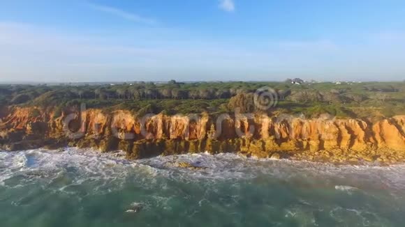 悬崖和大海的空中景色视频的预览图