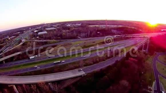 日落和桥梁交通视野视频的预览图
