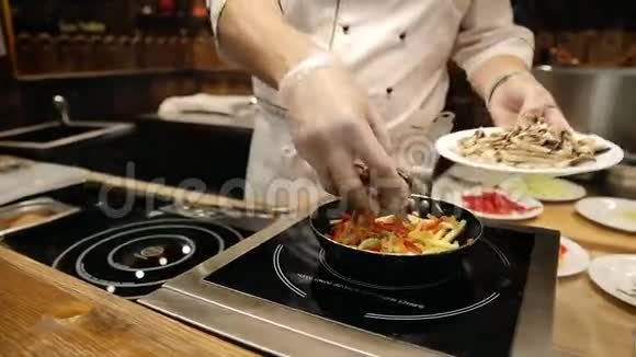 一家餐馆用平底锅煮烤菜视频的预览图
