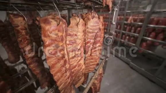 食品入库仓库肉制品挂在肉库货架上的香肠冷藏柜视频的预览图