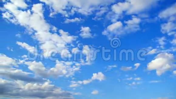 云在不同的方向漂浮视频的预览图