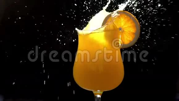 橙汁中的冰杯视频的预览图