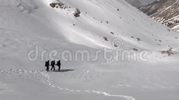 登山者徒步旅行视频的预览图