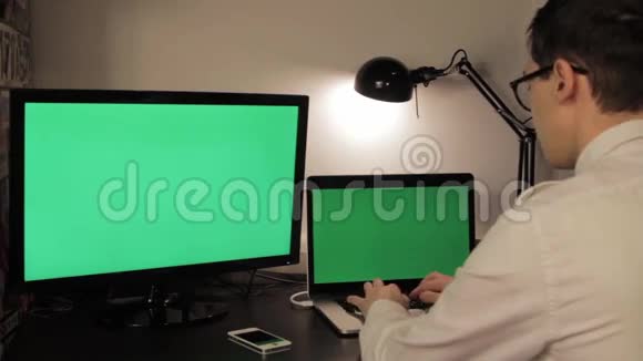 男子手在绿色屏幕笔记本电脑上打字视频的预览图