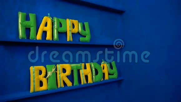 蓝色背景的毛毡字母生日快乐视频的预览图