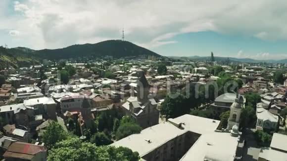 第比利斯市中心无人机飞行4k镇城堡教堂下城老城河格鲁吉亚美景视频的预览图