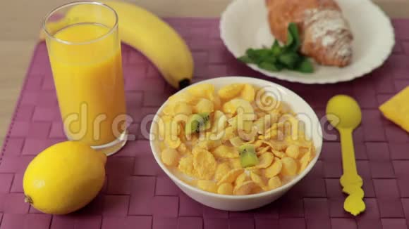 把水果放进麦片碗里健康早餐视频的预览图