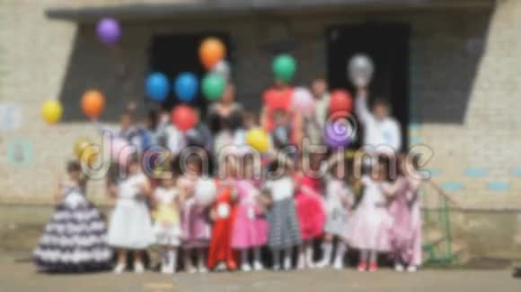 孩子们释放五颜六色的气球进入天空视频的预览图