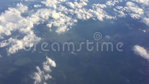 高空飞行在云层中在天空中蓝天上的空中飞行视频的预览图