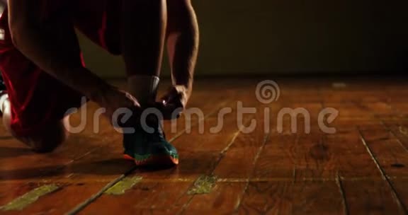 系鞋带的运动员视频的预览图