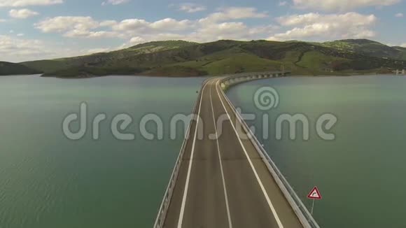 在湖的桥上飞行水是清澈的视频的预览图