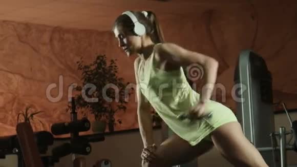 女人在健身皮拉茨健身房用哑铃做运动视频的预览图
