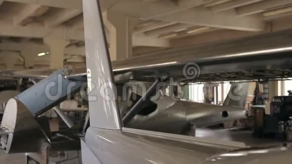 装配车间的飞机机身部件视频的预览图