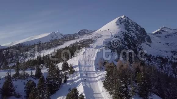 高塔特拉斯山脉滑雪斜坡上的滑雪者视频的预览图