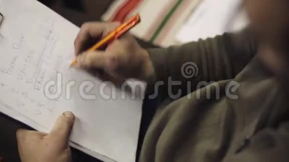 人坐在一张纸上用中用钢笔在文件夹中划线写作视频的预览图
