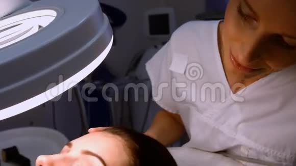 医生对病人面部进行激光脱毛视频的预览图