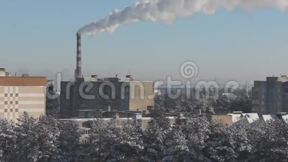 工厂的烟囱在城市上空冒烟视频的预览图