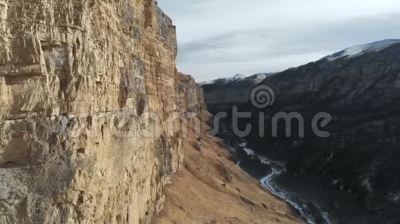 高加索峡谷岩壁运动鸟瞰图离岩石很近视频的预览图