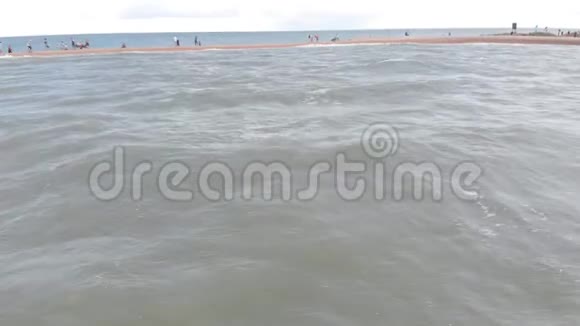 俄罗斯多尔赞斯卡娅2019年7月10日人们走在沙唾沫上进入大海空中视频拍摄视频的预览图